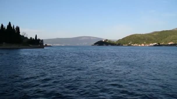 从渡船 Lepetane Kamenari 在黑山 Kotor 湾的看法 — 图库视频影像
