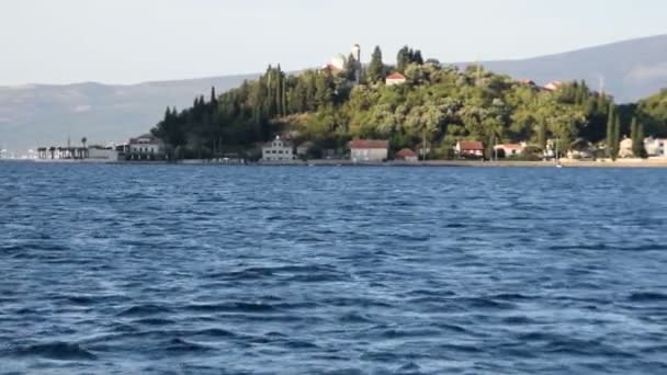 从渡船 Lepetane Kamenari 在黑山 Kotor 湾的看法 — 图库视频影像