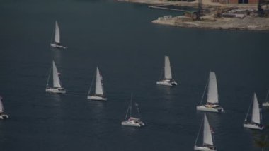 Bir yelkenli ufukta - Kotor Körfezi Adriyatik Denizi karadağlı sahil