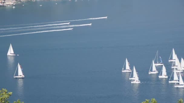 地平線 コトル アドリア海モンテネグロ湾海岸にヨット — ストック動画