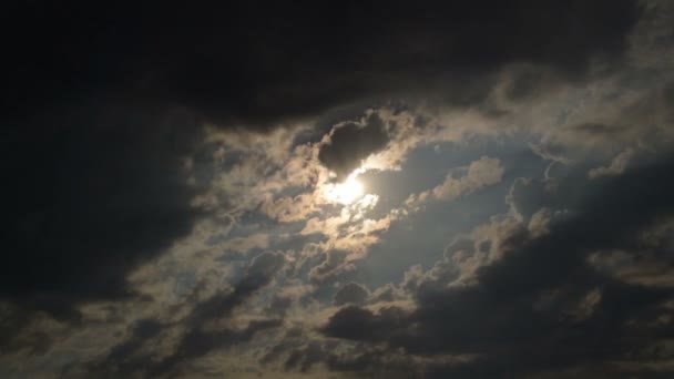 Soleil entre nuages sombres  