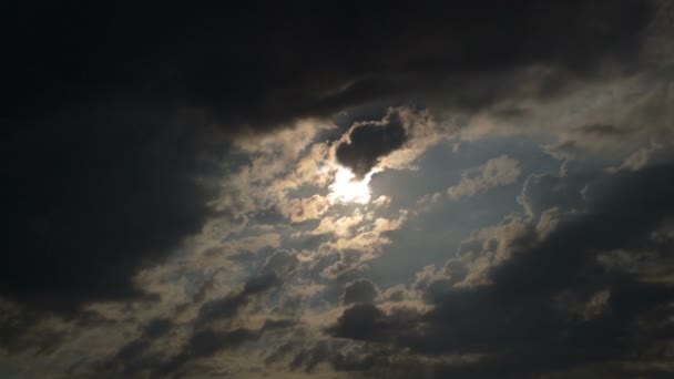 Soleil entre nuages sombres  