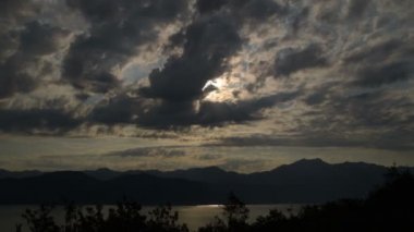 Bulutlar cape ve güneş ışığı Körfezi Kotor Koyu'nun Karadağ üzerinden hareket