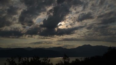 Bulutlar cape ve güneş ışığı Körfezi Kotor Koyu'nun Karadağ üzerinden hareket