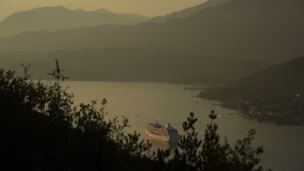 Κρουαζιέρα Πλοίο Σαλπάρει Από Κόλπο Του Κότορ Μαυροβούνιο — Αρχείο Βίντεο