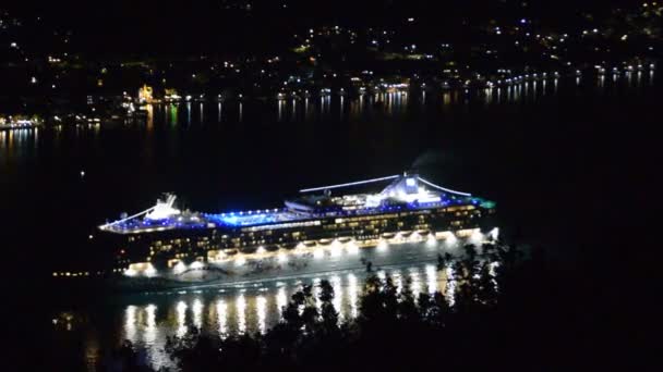 照らされたクルーズ客船帆夜モンテネグロのコトル湾 — ストック動画