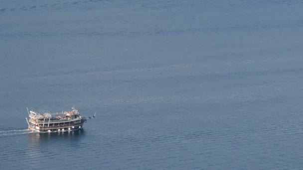 Barco Con Turistas Navega Por Mar — Vídeo de stock