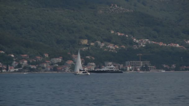 Segelbåt Och Yacht Till Sjöss — Stockvideo