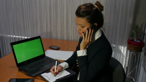 Affärskvinna Ett Skrivbord Framför Bärbar Dator Med Grön Skärm Som — Stockvideo