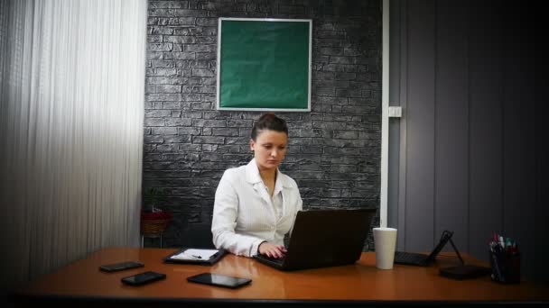 Vídeo Acelerado Día Ocupado Para Una Mujer Negocios Traje Blanco — Vídeos de Stock