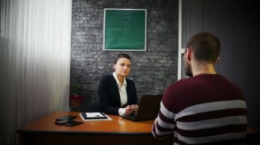  iş kadın erkek bir istemciye söz