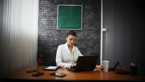 Jonge Zakenvrouw Werkt Twee Laptops — Stockvideo