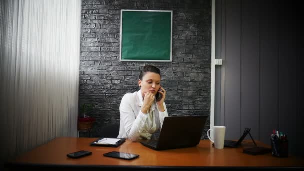 Mulher Negócios Terno Branco Frente Laptop Recebe Uma Chamada — Vídeo de Stock