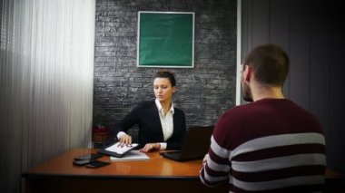  iş kadını onu işçi ile sözleşme şartları hakkında konuşmak