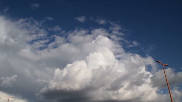 Σύννεφα Στον Καταγάλανο Ουρανό Και Οδικό Φωτισμό Κατά Διάρκεια Της — Αρχείο Βίντεο