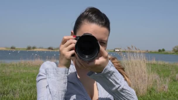 Chica Fotografiando Naturaleza — Vídeo de stock