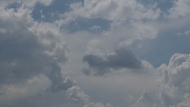 Nuages mouvants sur ciel bleu