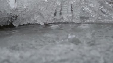 Buz ve buz sarkıtları kışın erime