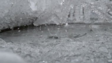 Buz ve buz sarkıtları kışın erime