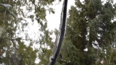 Kışın donmuş binanın büyük siyah kablo