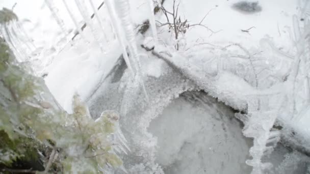氷と冬に溶融つらら — ストック動画