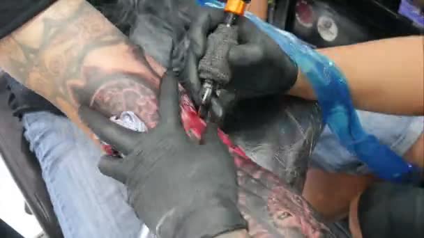 Maestro Tatuador Hace Tatuaje Brazo Del Cliente — Vídeo de stock