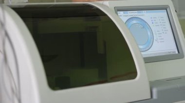 Kan test makine örnekleri laboratuvar odasında denetler