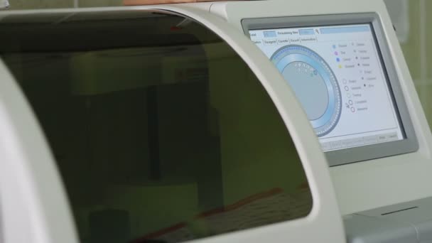 Vér Tesztelés Gép Ellenőrzések Minták Laboratóriumi Szobában — Stock videók