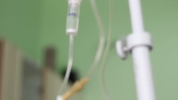 Intravenöse Tropfflasche Auf Stange — Stockvideo