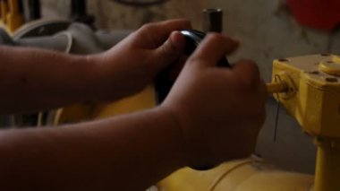 Adam gaz kaynağı kapak kazan için açılır.