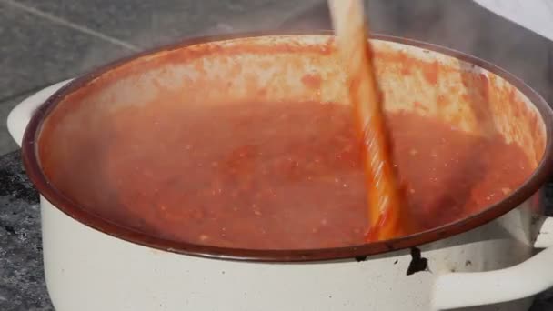 Paprika Und Tomaten Kochen Ein Gericht Namens Ajvar — Stockvideo