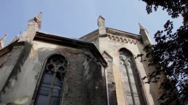 Eski bir rustik kilise dışarıdan 