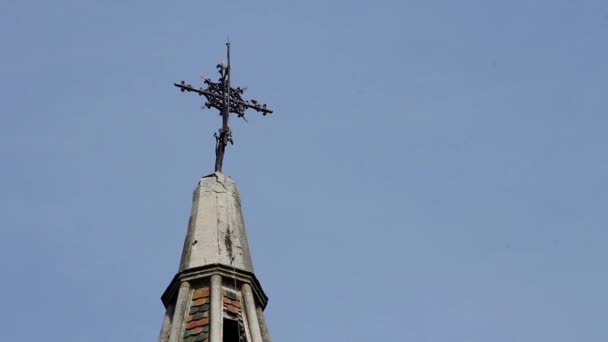 Ein Altes Rustikales Kreuz Der Kirche — Stockvideo