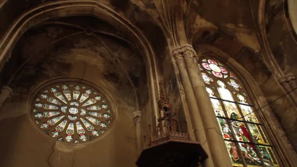 古い教会のステンド グラスの窓 — ストック動画