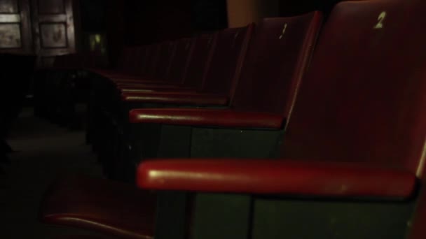 Alte Sitze Einem Dunklen Theater — Stockvideo
