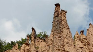 1 2'de Şeytan'ın Town Sırbistan kuleleri