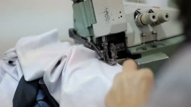 Kadın Dikiş dikiş makinesi üzerinde