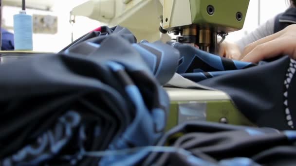 Femme couture sur une machine à coudre 