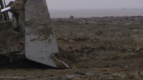 3合1轮装载机在一个大泥泞的表面 — 图库视频影像