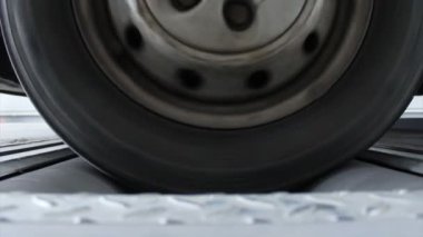 Araba tekerlek üzerinde bir Teknik İnceleme