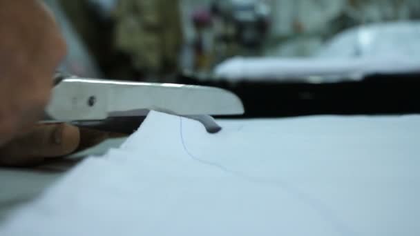 Мужская Рука Ножницами Резки Белого Текстильного Материала — стоковое видео