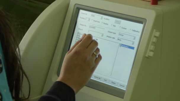 在现代医学实验室工作的妇女 医院实验室血液分析 — 图库视频影像