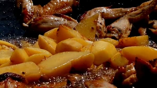 煮鸡翅和土豆油炸在泛慢运动 — 图库视频影像