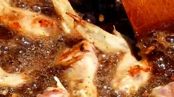 Ailes Poulet Cuisson Frites Dans Casserole — Video