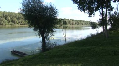 4 in 1 metre ve yeşil doğa ile çevrili bir Nehri üzerinde tekne su