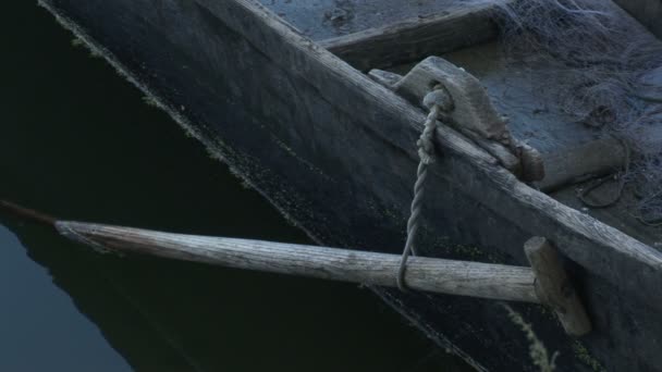 Holzpaddel Und Boot Auf Einem Fluss — Stockvideo