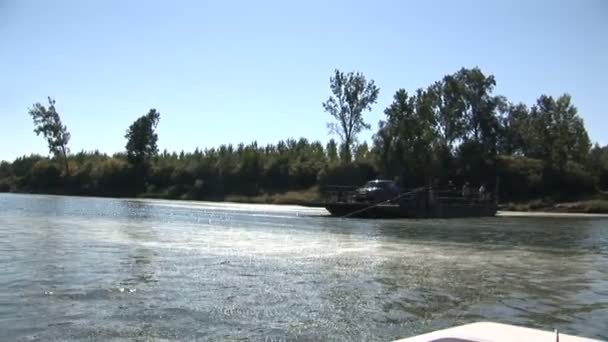 People Old Ferry Transporting Car One Other Bank River River — Stock Video