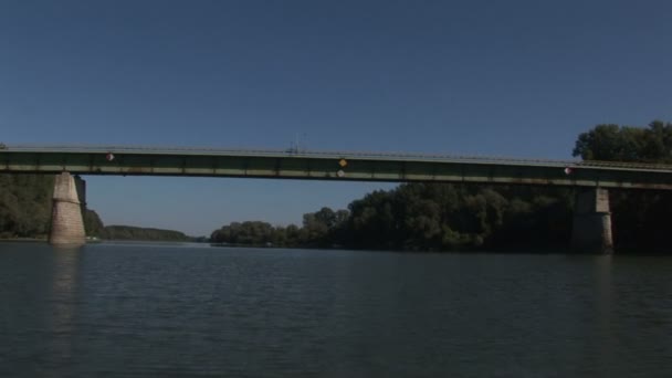 Вид Моторного Човна Проходить Під Мостом Рухається Річкою — стокове відео