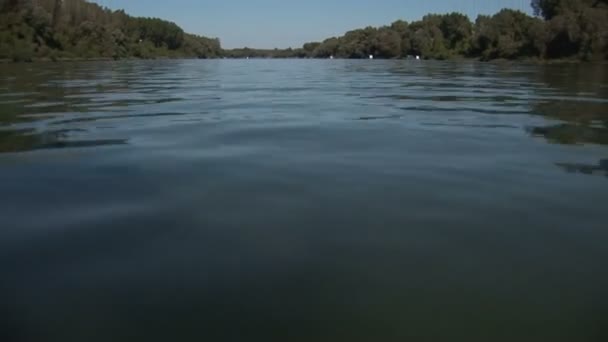 Vista Desde Barco Mientras Navega Por Río Tisza — Vídeo de stock