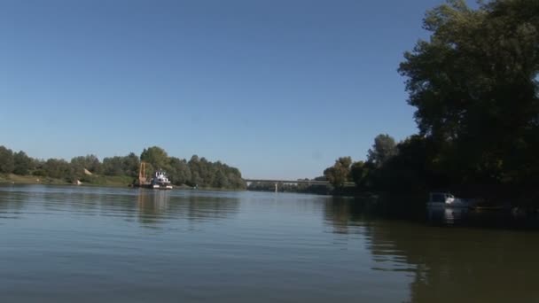 从漂浮在河中的船上看到2成1的景象 驶向大桥 — 图库视频影像